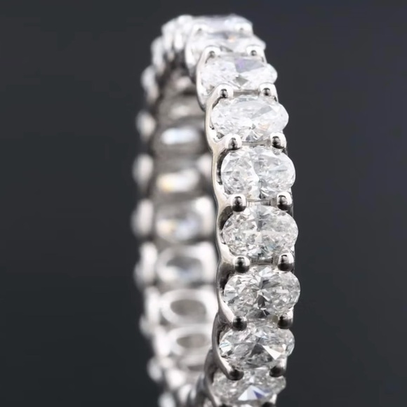 Elegant White Gold Diamond Eternity Ring - Picture 1 of 8